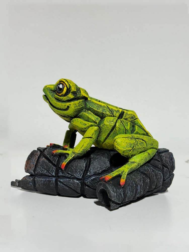 Tree Frog Figurine, Garden Frog Ornament, Nature-Inspired Decor, Amphibian Statue