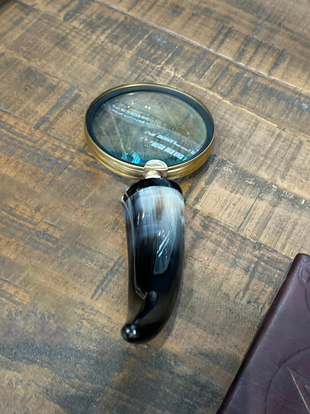 Decorative magnifying glass 