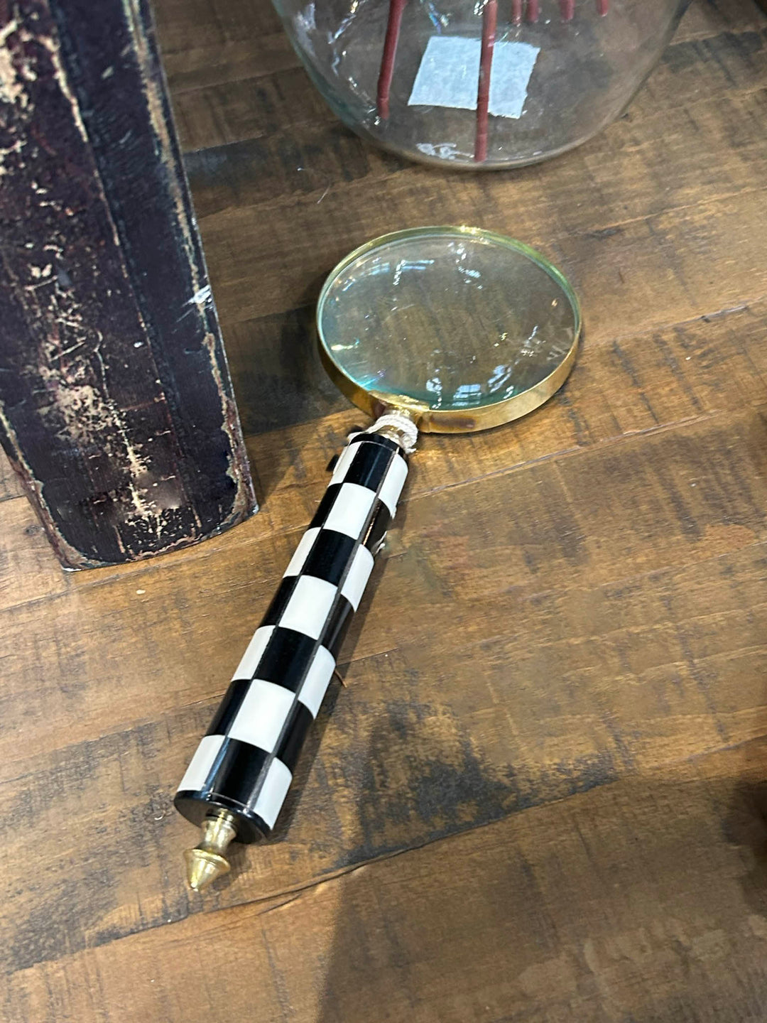 Magnifying Glass With Black & White Stripped Handle 22cm