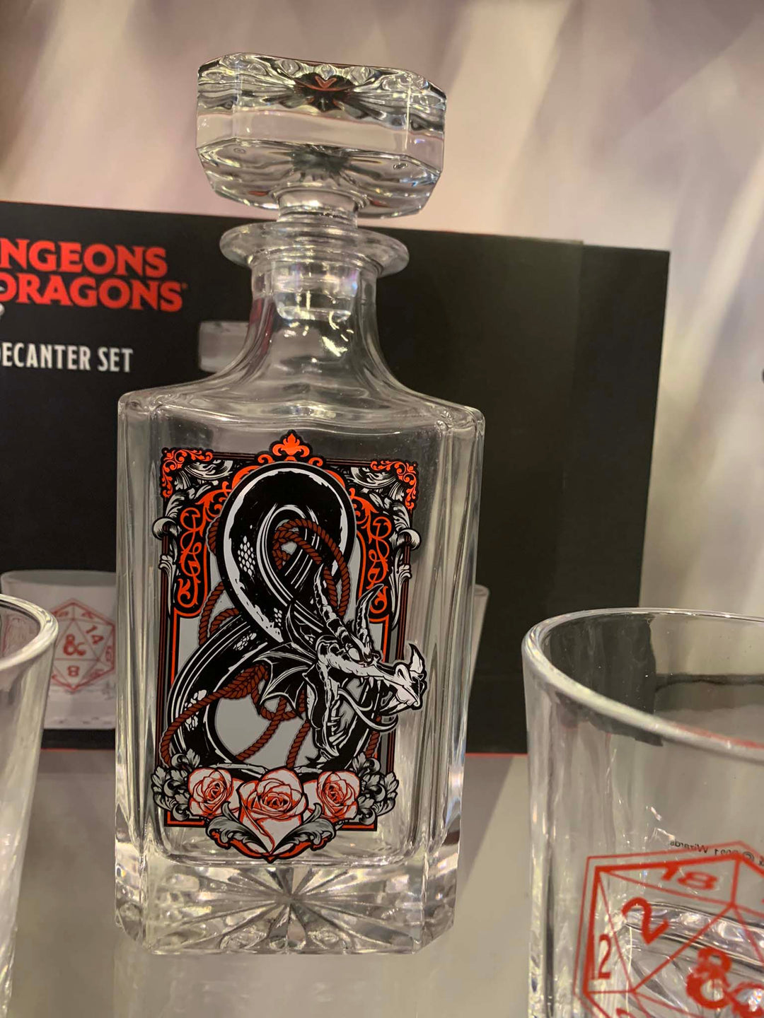 DUNGEONS & DRAGONS LOGO 750ML DECANTER & SET OF GLASS TUMBLERS