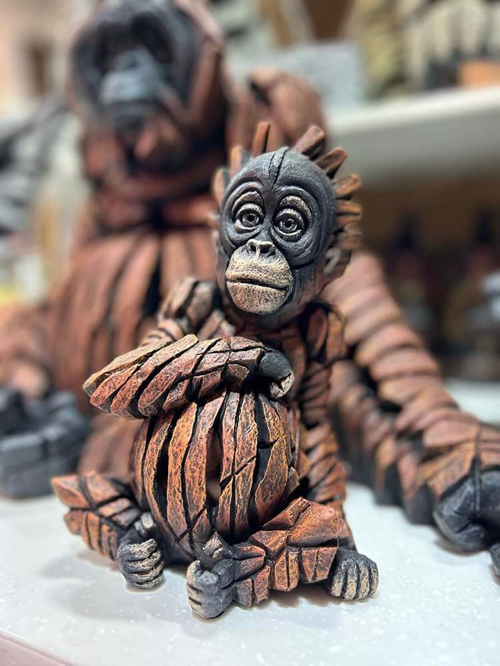 Orangutan and baby, Edge Sculpture Baby Orangutan