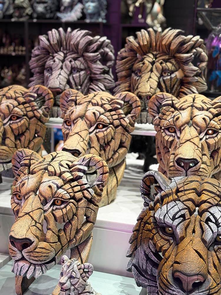 Yuna the lioness bust, edge sculpture big cats