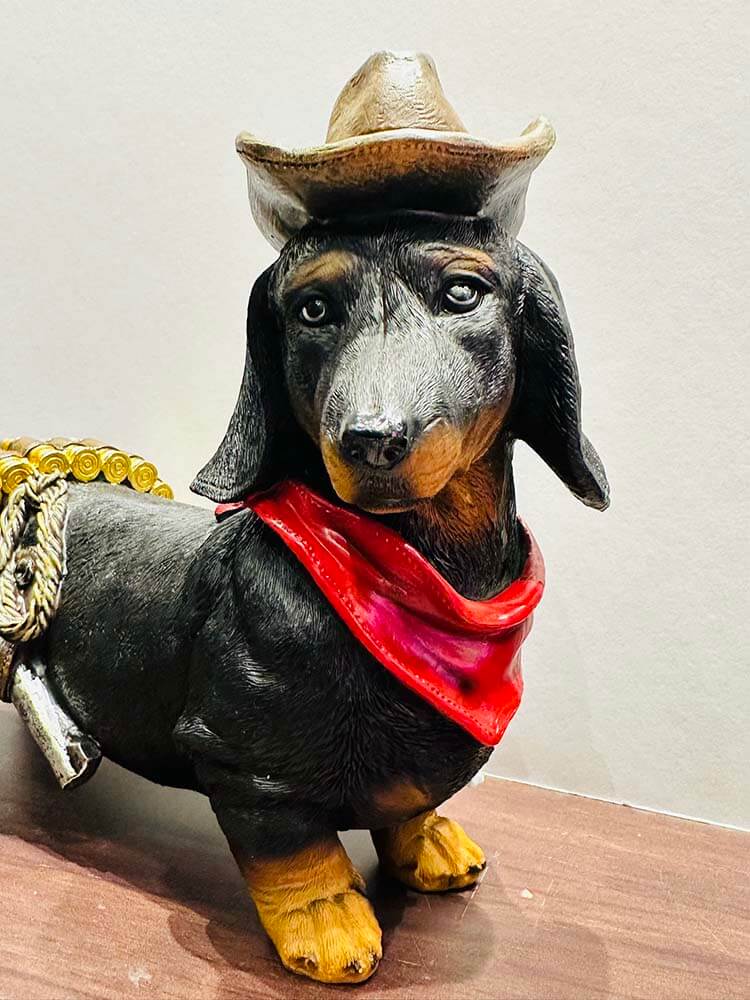 FIGURINES & SCULPTURES