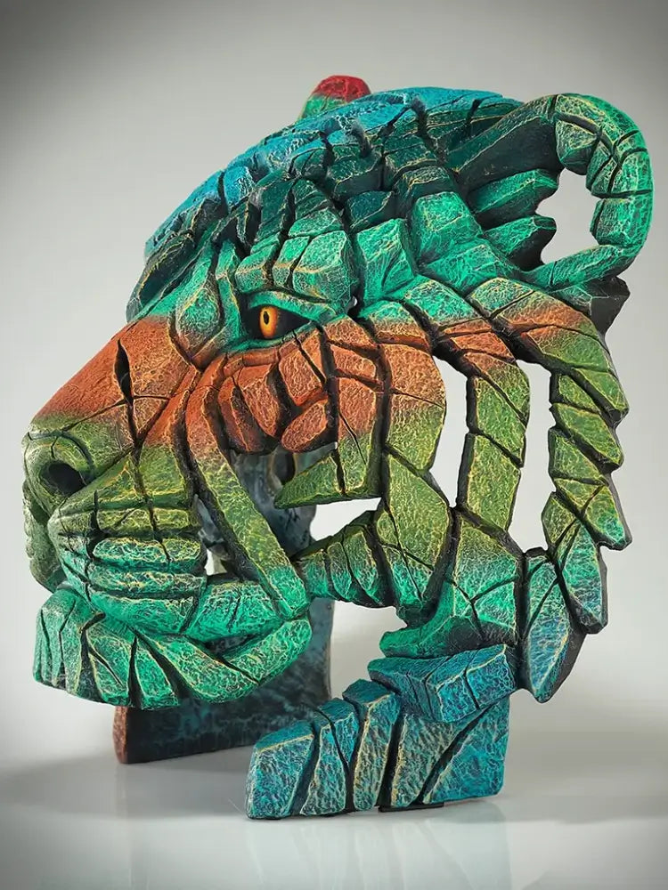 FIGURINES & SCULPTURES
