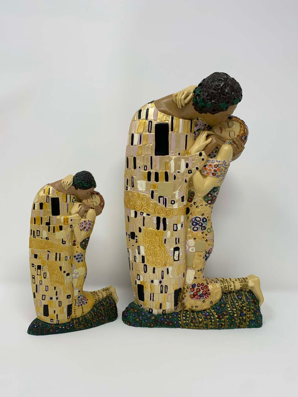 The Kiss Small, parastone sculpture, museum art By Gustav Klimt