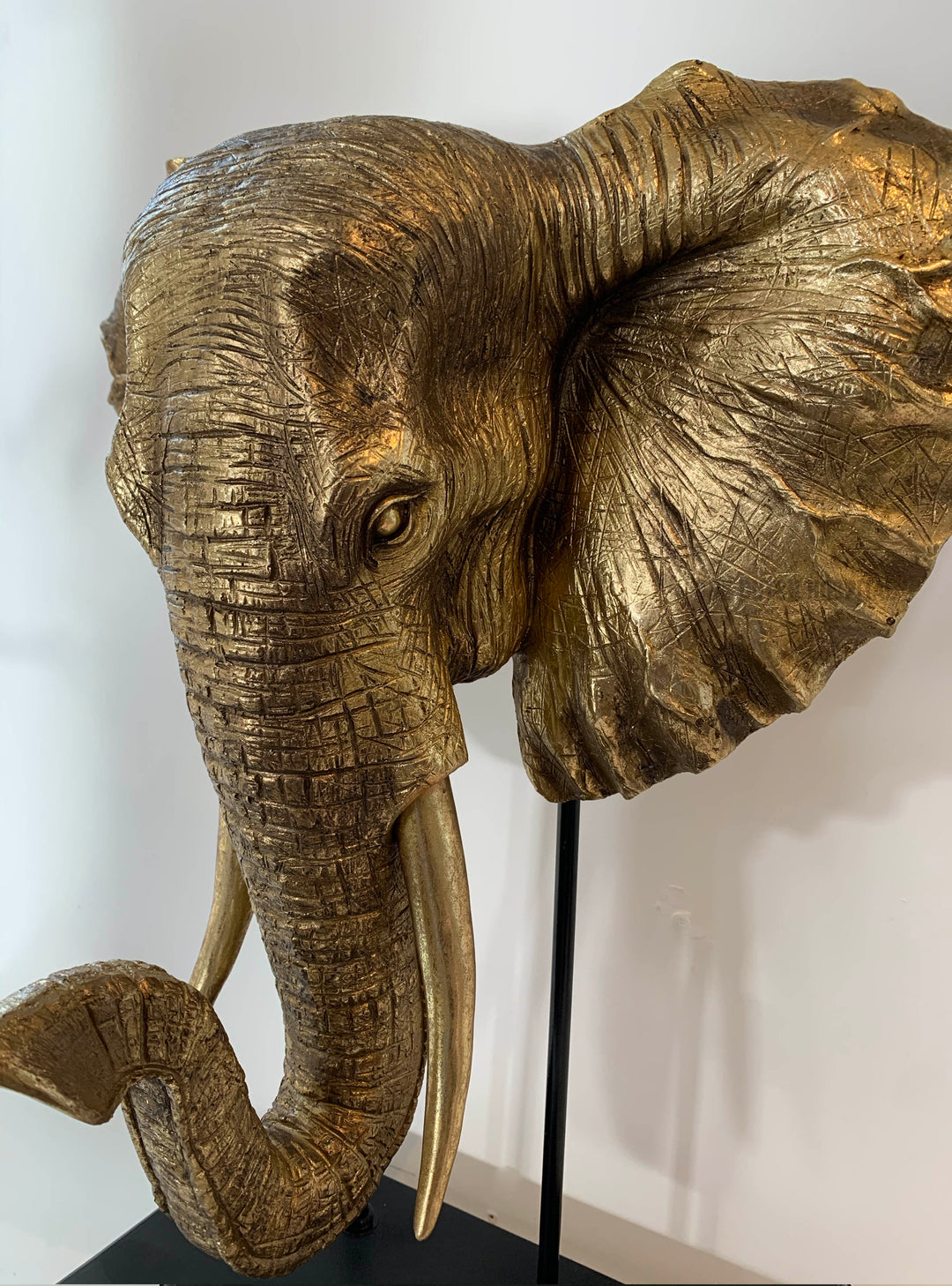 gold elephant statue 