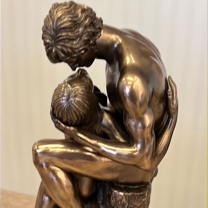 Sculptures –  Nude Couple Kissing figuring – Lovers